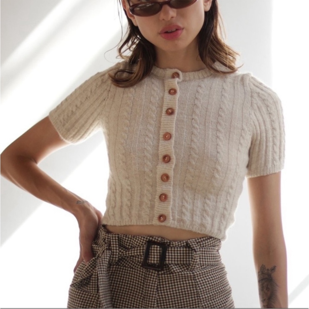 TACH Cream Cable-Knit Short-Sleeve Cardigan with Brown Buttons